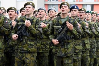 Svou vlast by podle průzkumu bránila jen necelá třetina Čechů, nejvíc Husákovy děti - Echo24.cz